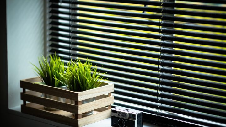 Kies de juiste raamdecoratie om de sfeer in je woonkamer te versterken