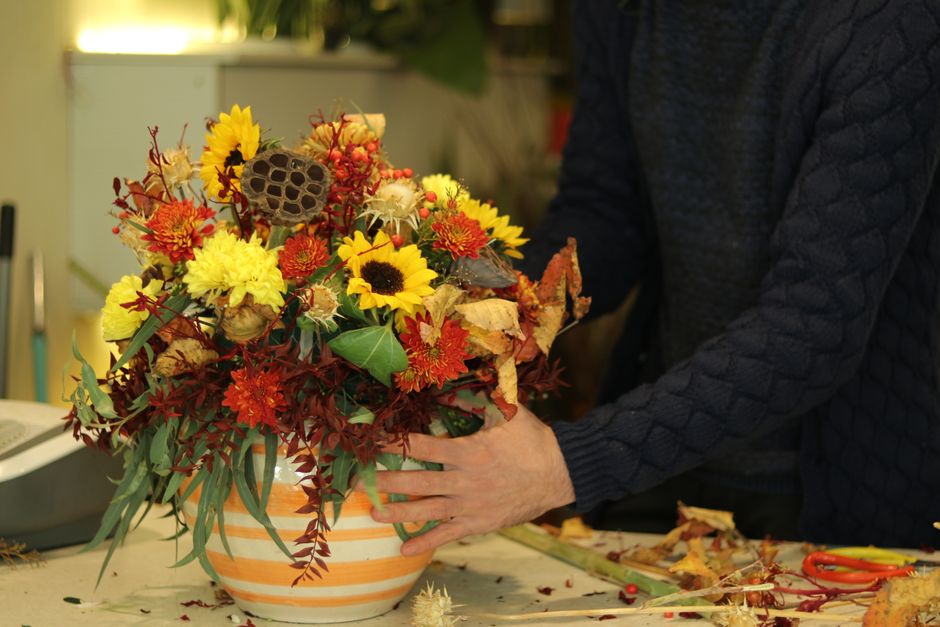 Gezellig herfstboeket met pompoen en bladeren. Gezellig herfstboeket met pompoen en bladeren.