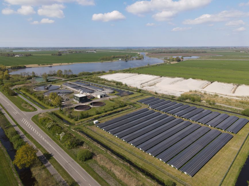 Herfstonderhoud voor efficiënte zonnepanelen. Herfstonderhoud voor efficiënte zonnepanelen.
