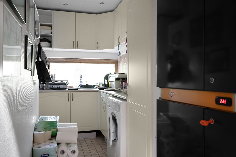 Opbergbankje met gezellige herfstkussens in kleine kamer. Opbergbankje met gezellige herfstkussens in kleine kamer.