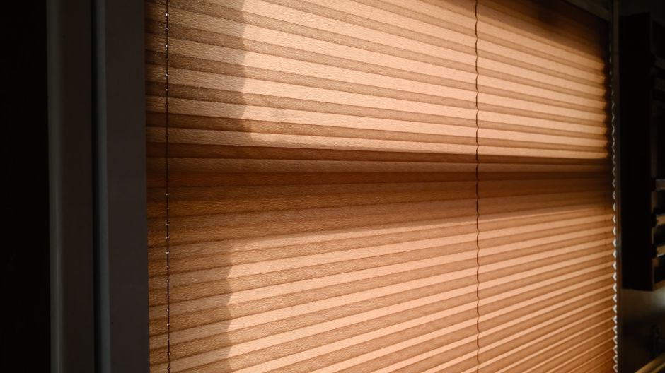 Eco-vriendelijke rolgordijnen isoleren raam tegen kou.