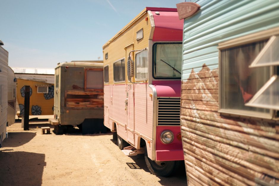 Herfstinterieur met kleurrijk camper kunstwerk.