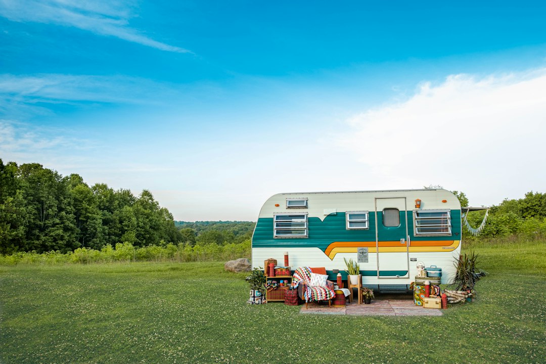 Vintage camper schilderij boven rustieke haard.