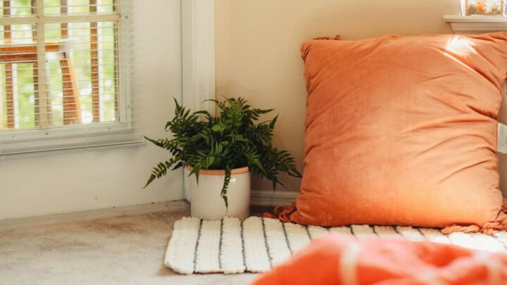 Hoe maak je een warme leeshoek met hertenposters en comfortabele zitjes