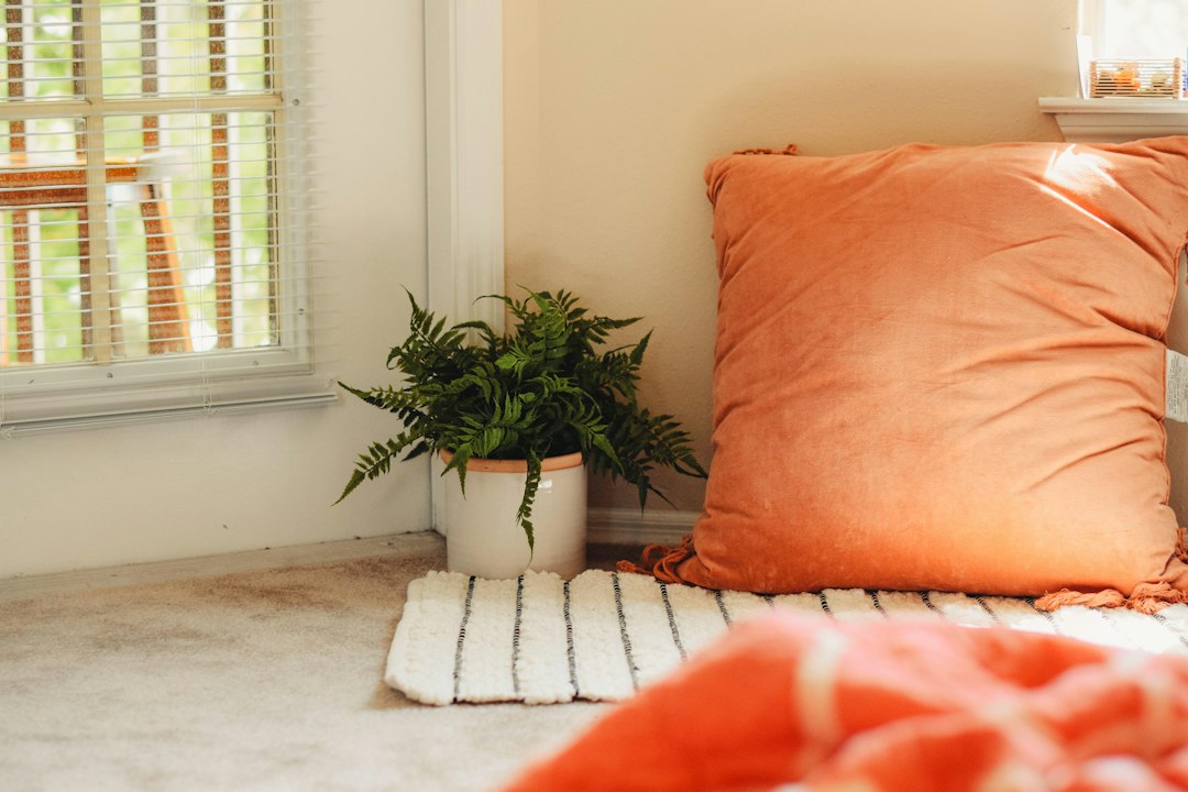 Gezellige leeshoek met comfortabele fauteuil en hertenposter.