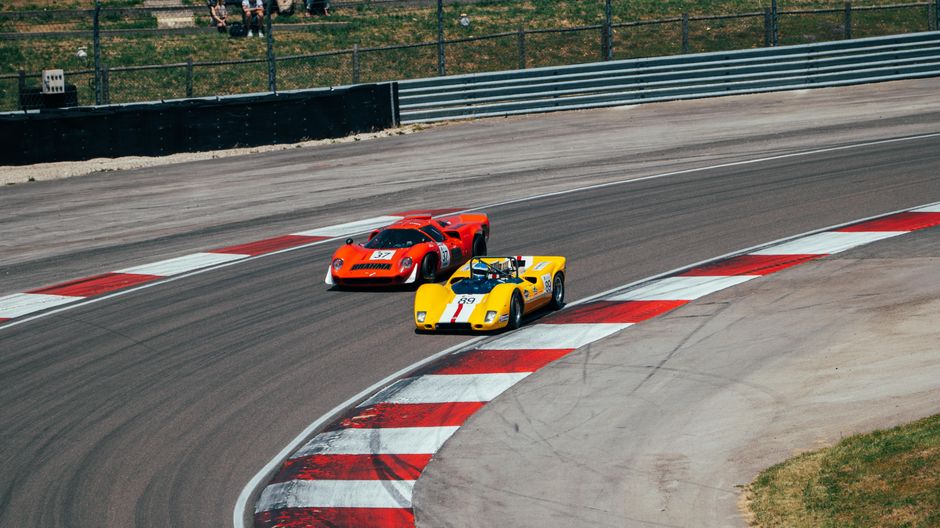 Verzameling felgekleurde F1-posters in mancave.
