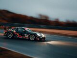 Maximalisme: hoe felgekleurde f1 posters je mancave nieuw leven inblazen