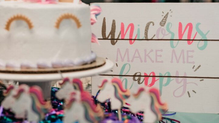 Speelse feeën en eenhoorns: betoverende decoraties voor de kinderkamer